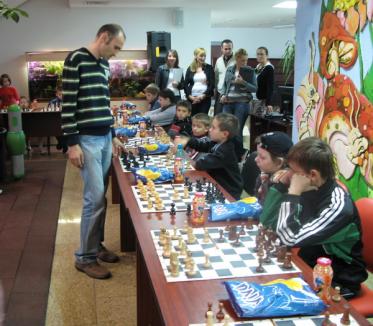 Micuţii se întrec în mutări de şah